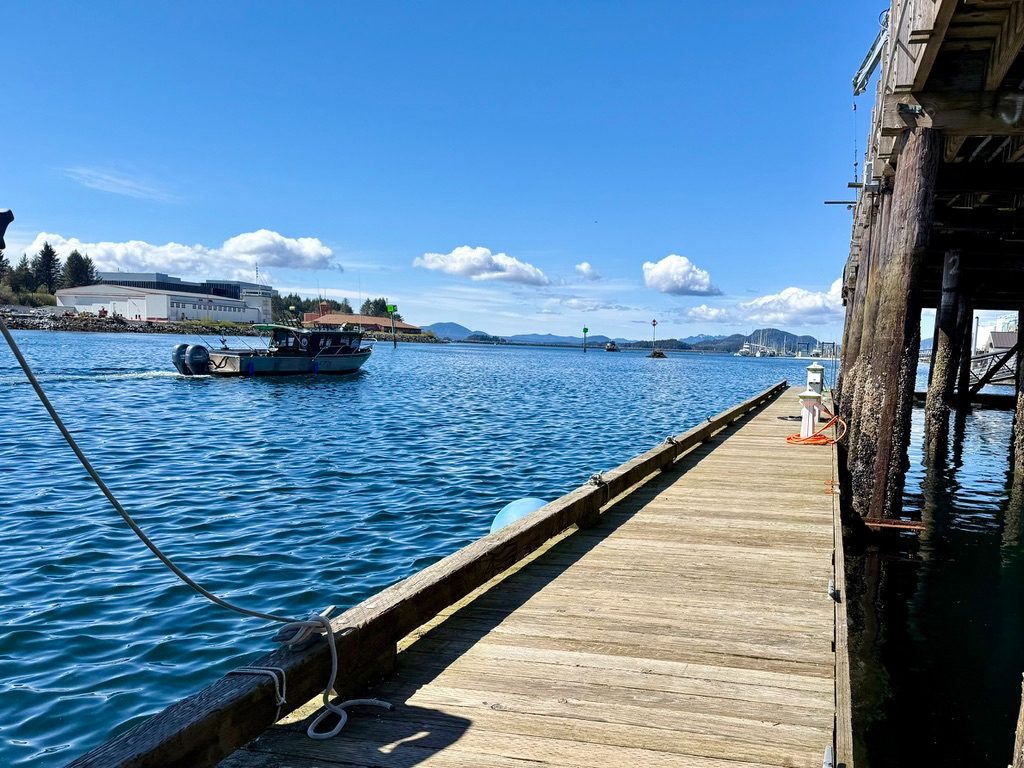 A sport charter boat coming alongside the Fisherman's Quay float on a clear morning